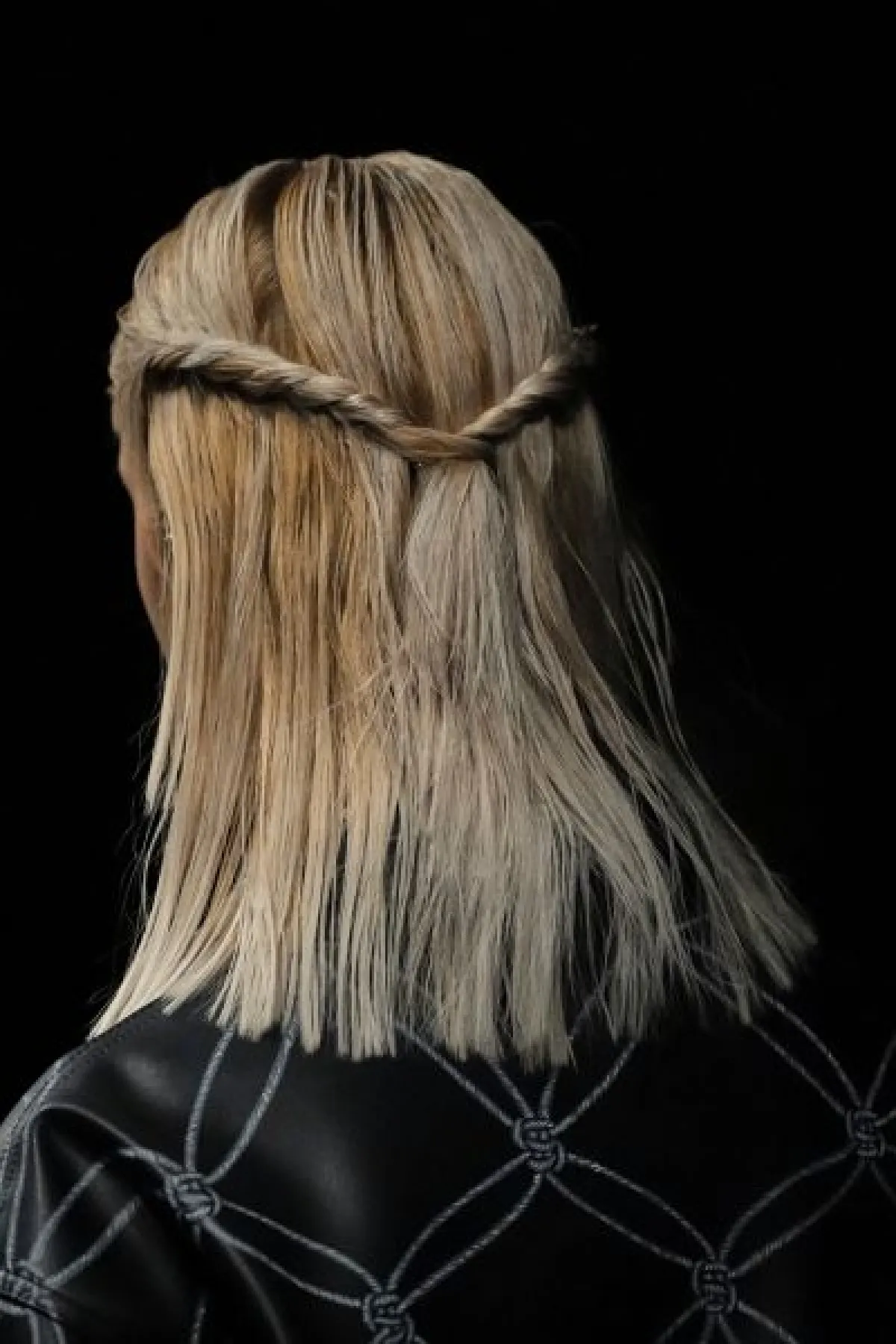 تسريحة الشعر نصف المرفوع