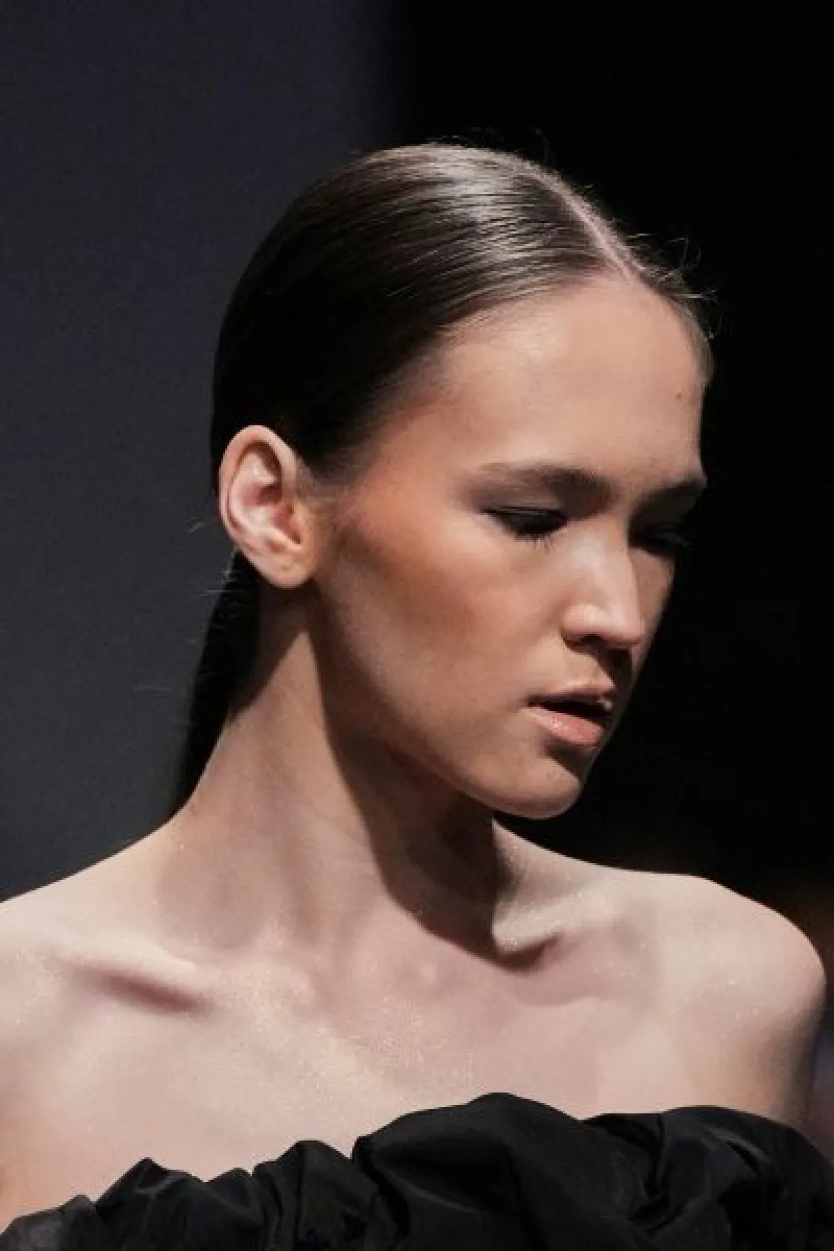 اخترنا تسريحة ذيل الحصان المالس المنخفض 