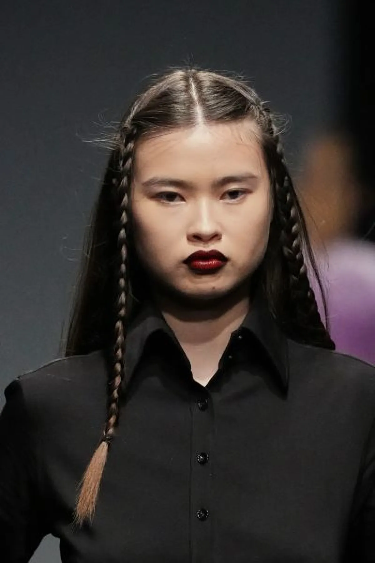 تسريحة الشعر المالس المنسدل مع ضفيرتين أماميتين 