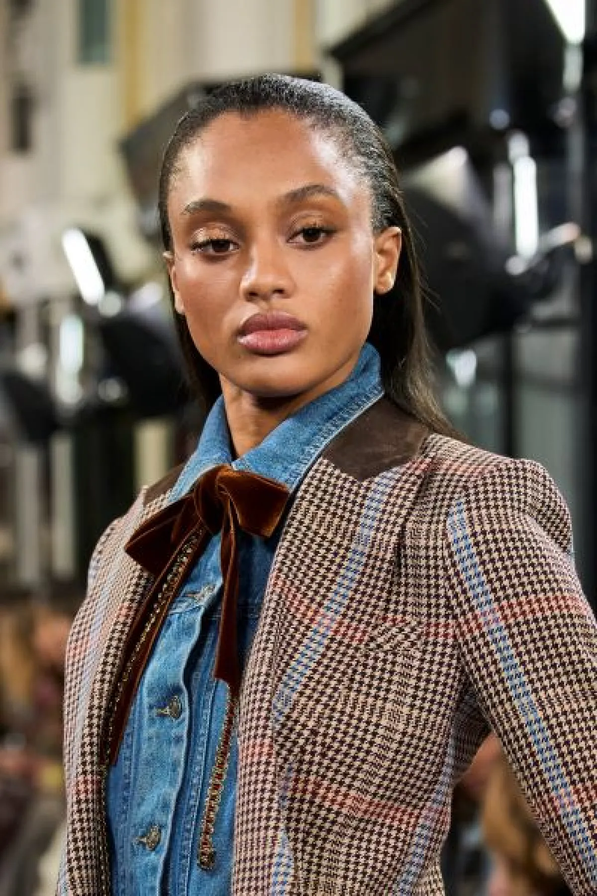 تسريحة الشعر المالس المنسدل مع الغرة المبللة المسحوبة إلى الخلف