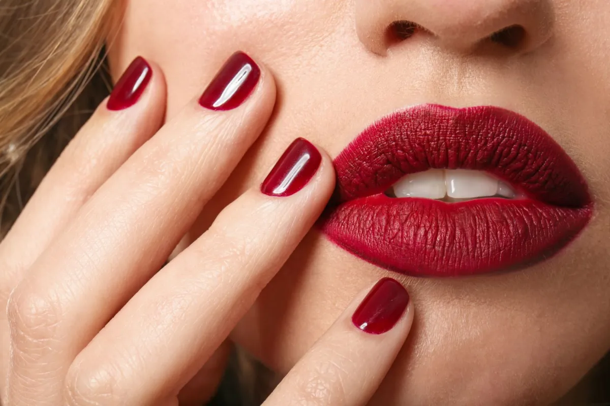 كيفية تطبيق أحمر الشفاه الأحمر