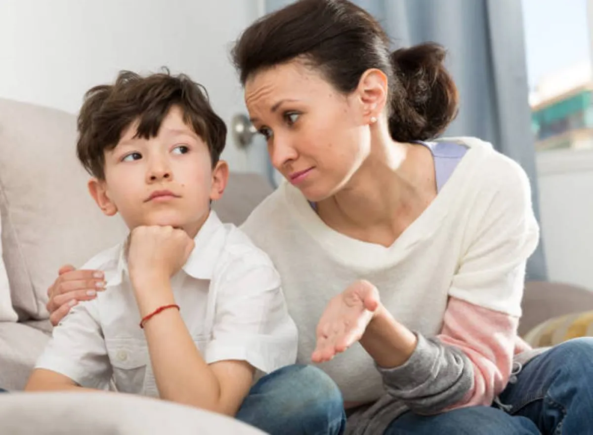 صورة لأم نموذجية في التعامل مع طفلها