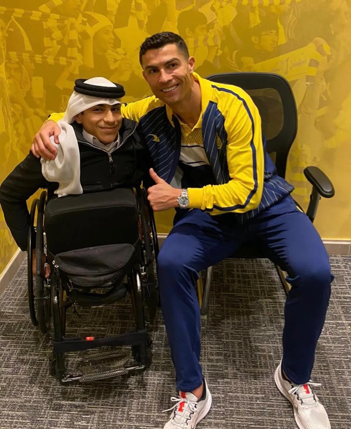 غانم المفتاح نجم حفل افتتاح كأس العالم 2022 يلتقي بـ"كريستيانو رونالدو" داخل قلعة النصر السعودي - الصورة من حساب المفتاح الرسمي على تويتر