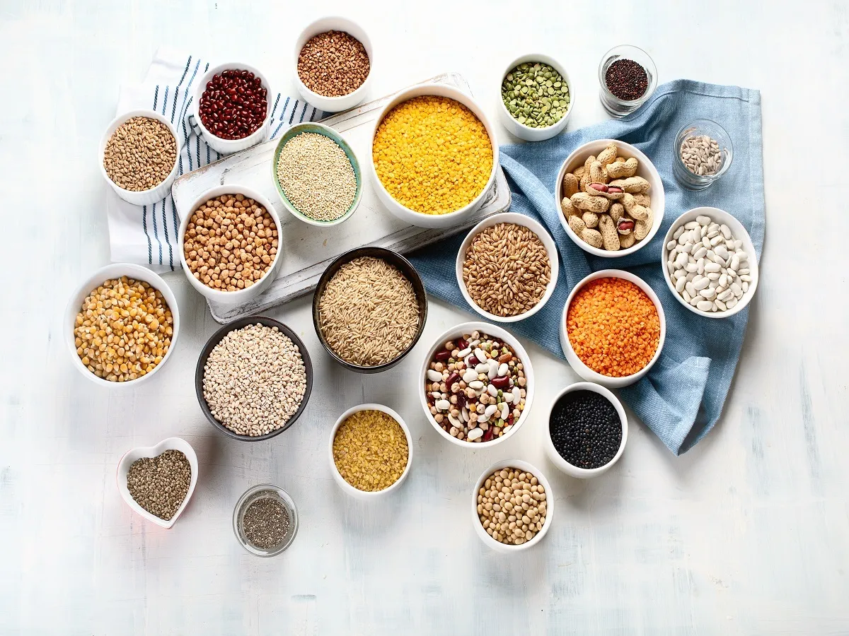 صورة لأنواع مختلفة من البقوليات والحبوب