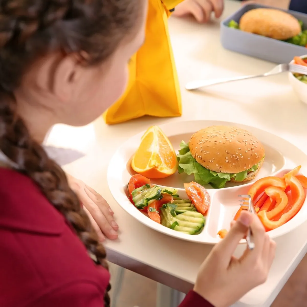 صورة لطفلة تتناول طعام صحي