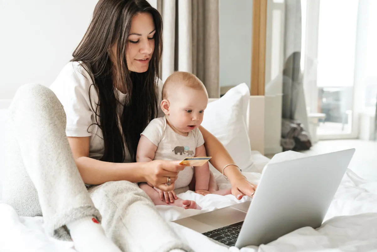 صورة لأم مع الرضيع