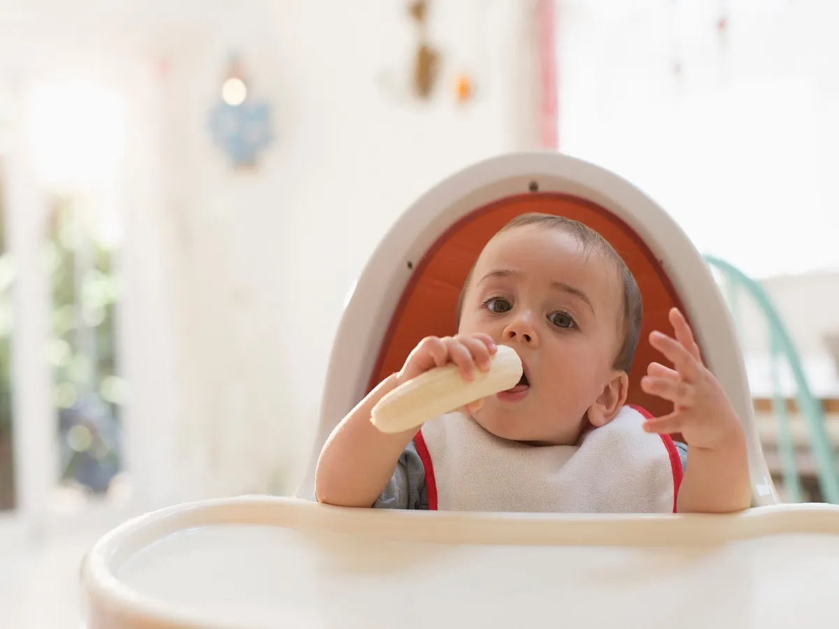 صورة لطفل رضيع يتناول الموز