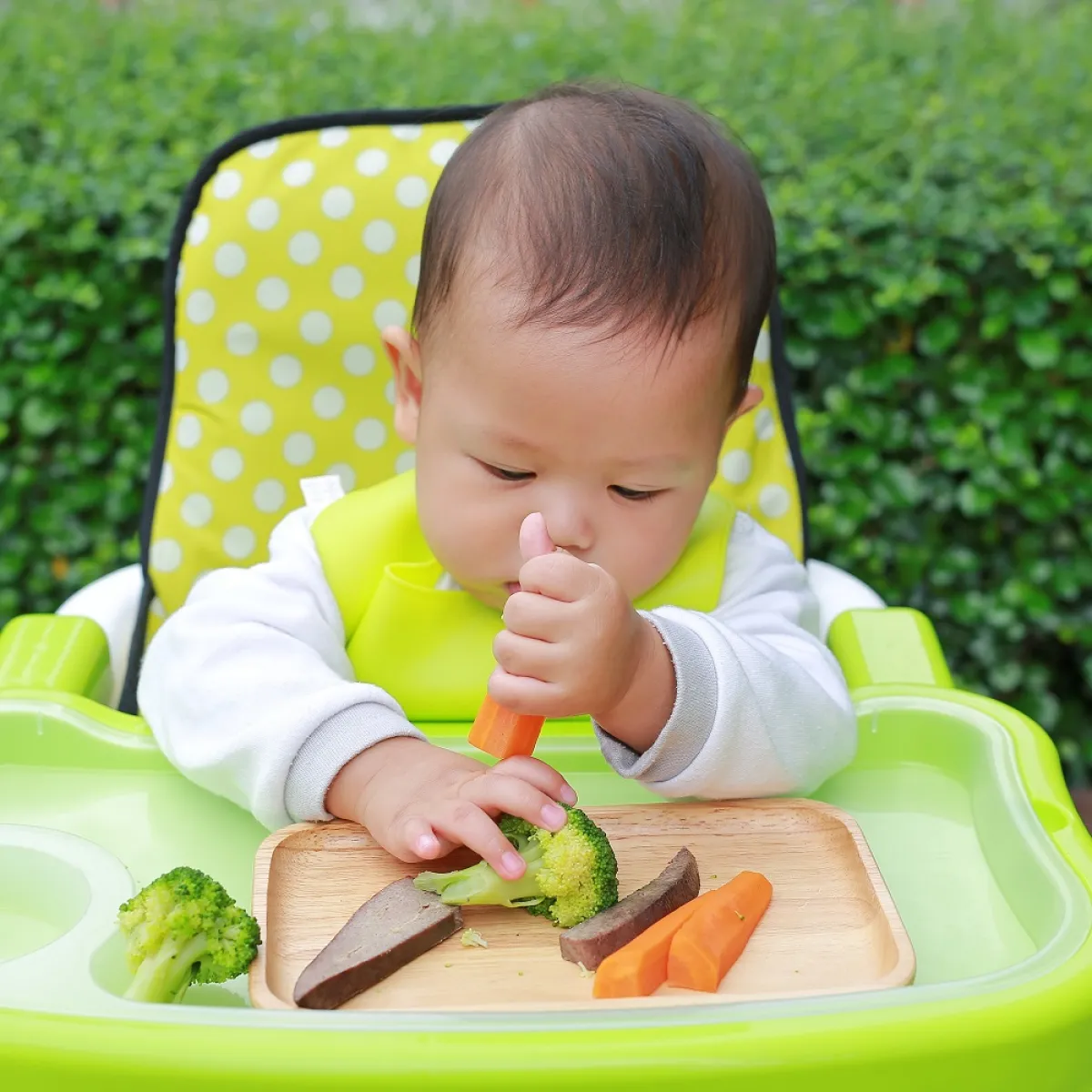 صورة لطفل يتناول الخضار