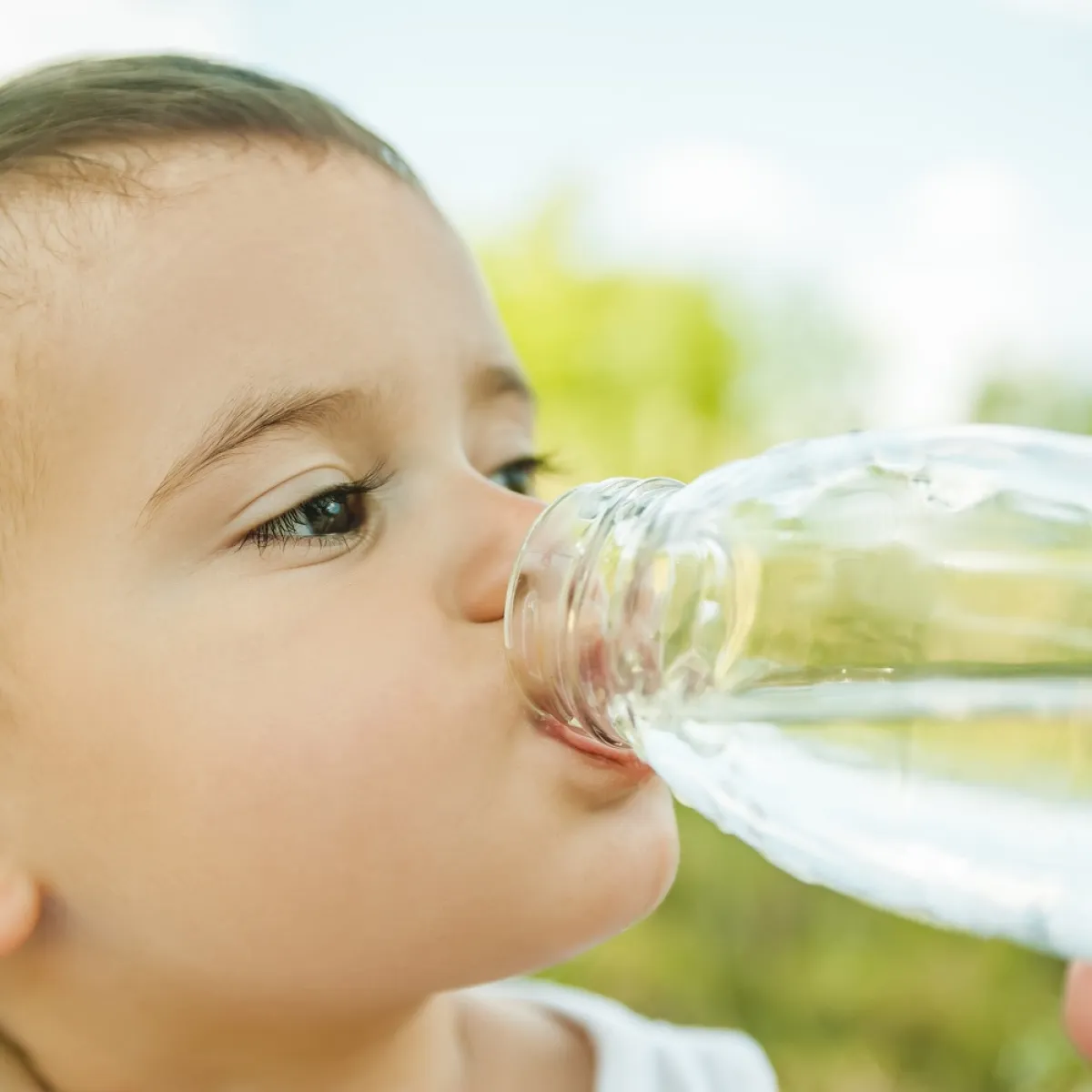 صورة لطفل يشرب ماء