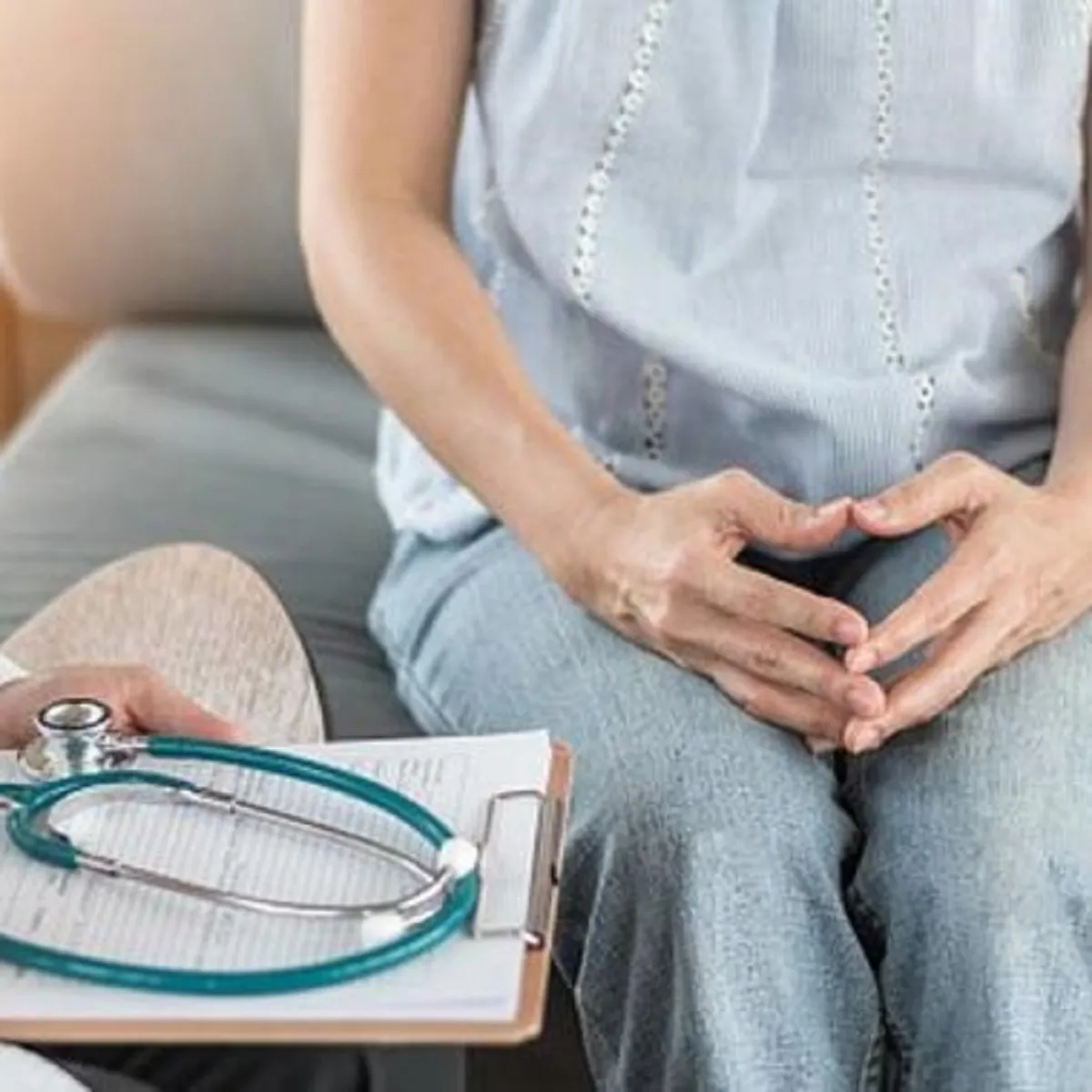 صورة لحامل مريضة مع الطبيب المتابع