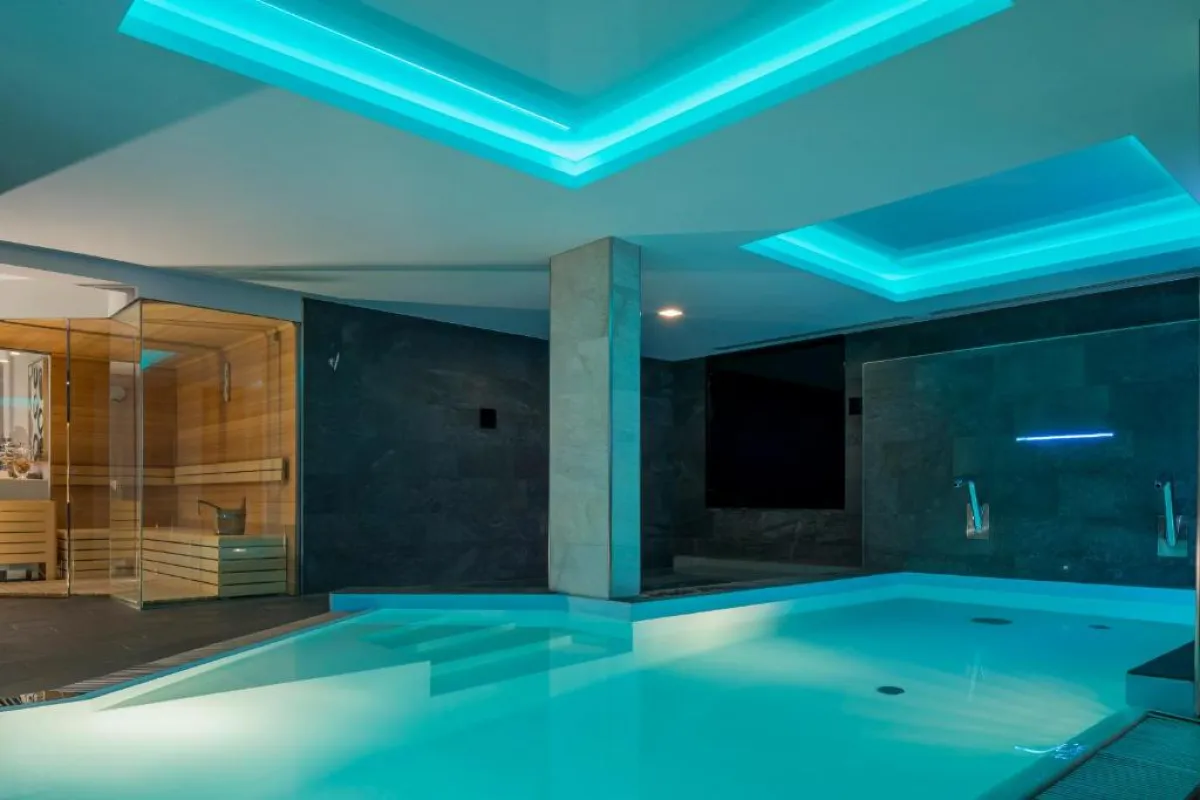 مسبح داخلي في فندق غراند ديزالب