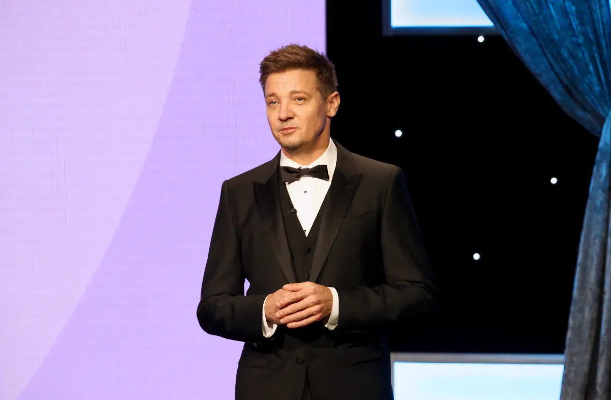  Jeremy Renner speaks onstage during the 35th Annual American Cinematheque Awards Honoring Scarlett Johansson at The Beverly Hilton on November 18, 2021 in Beverly Hills, California. Vivien Killilea/Getty Images for American Cinematheque/AFP