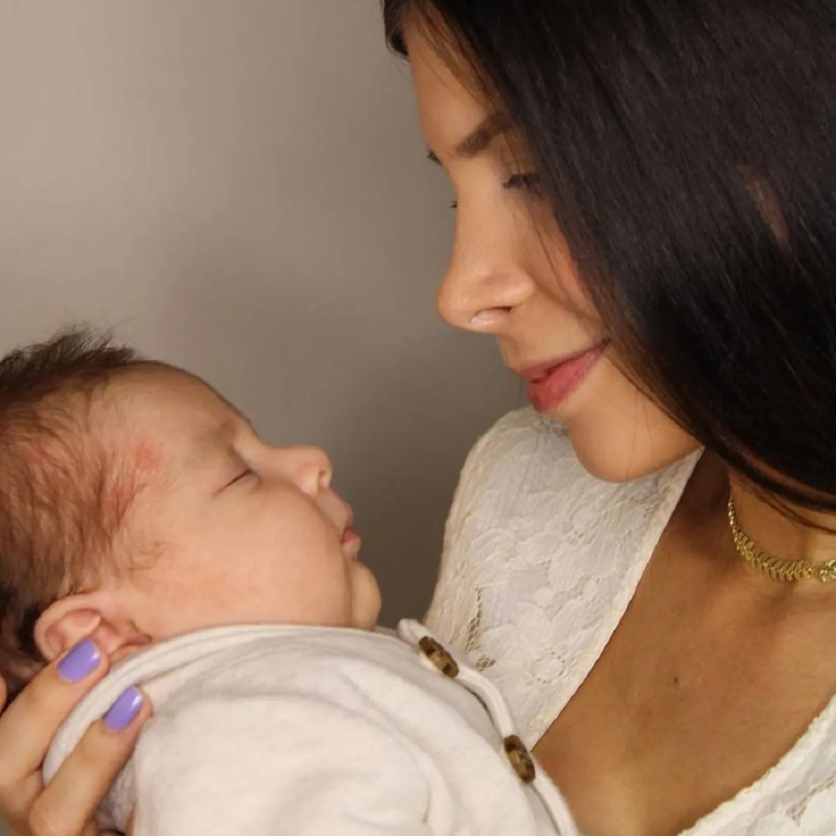 صورة لأم وطفلها الرضيع