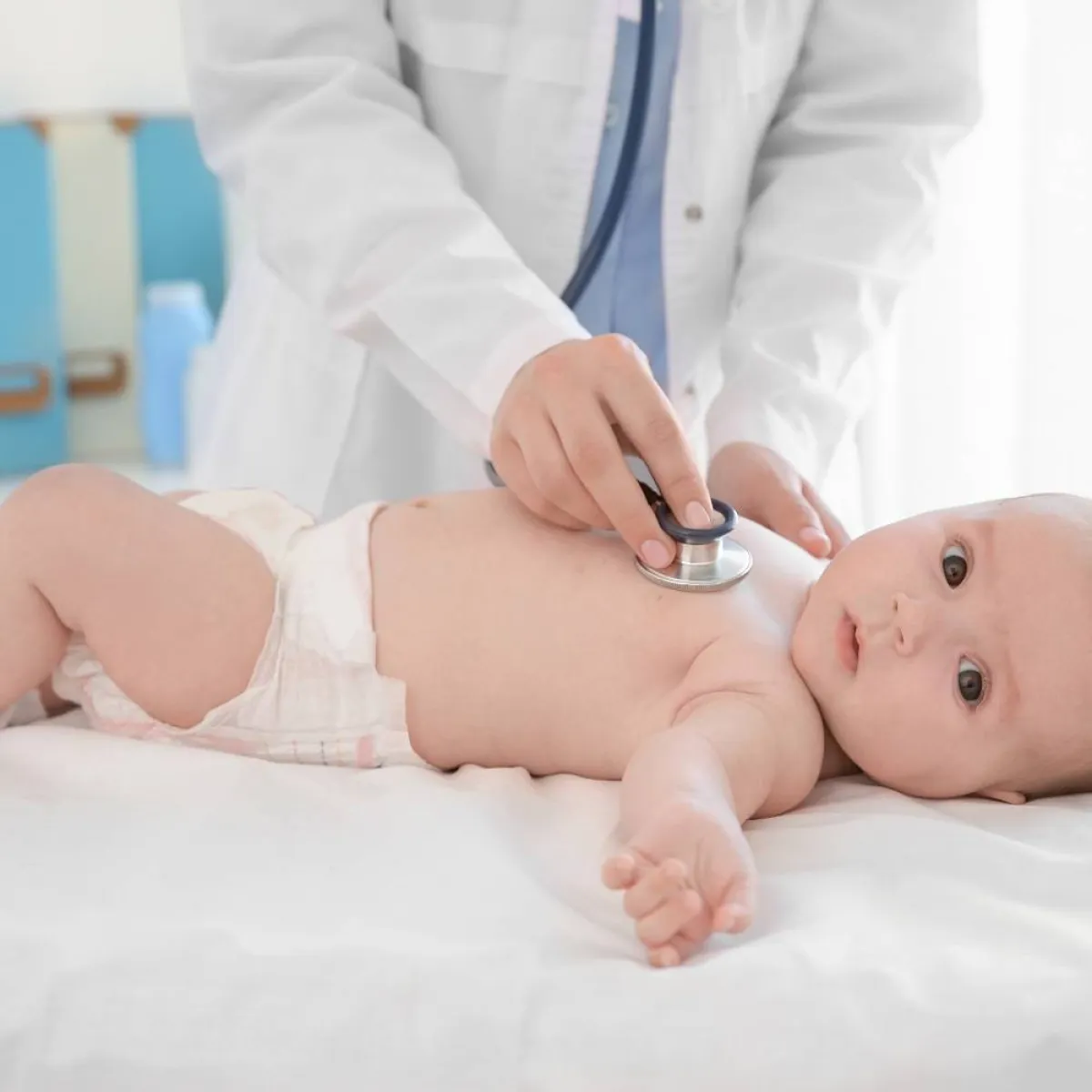 صورة لطبيب يكشف على الطفل