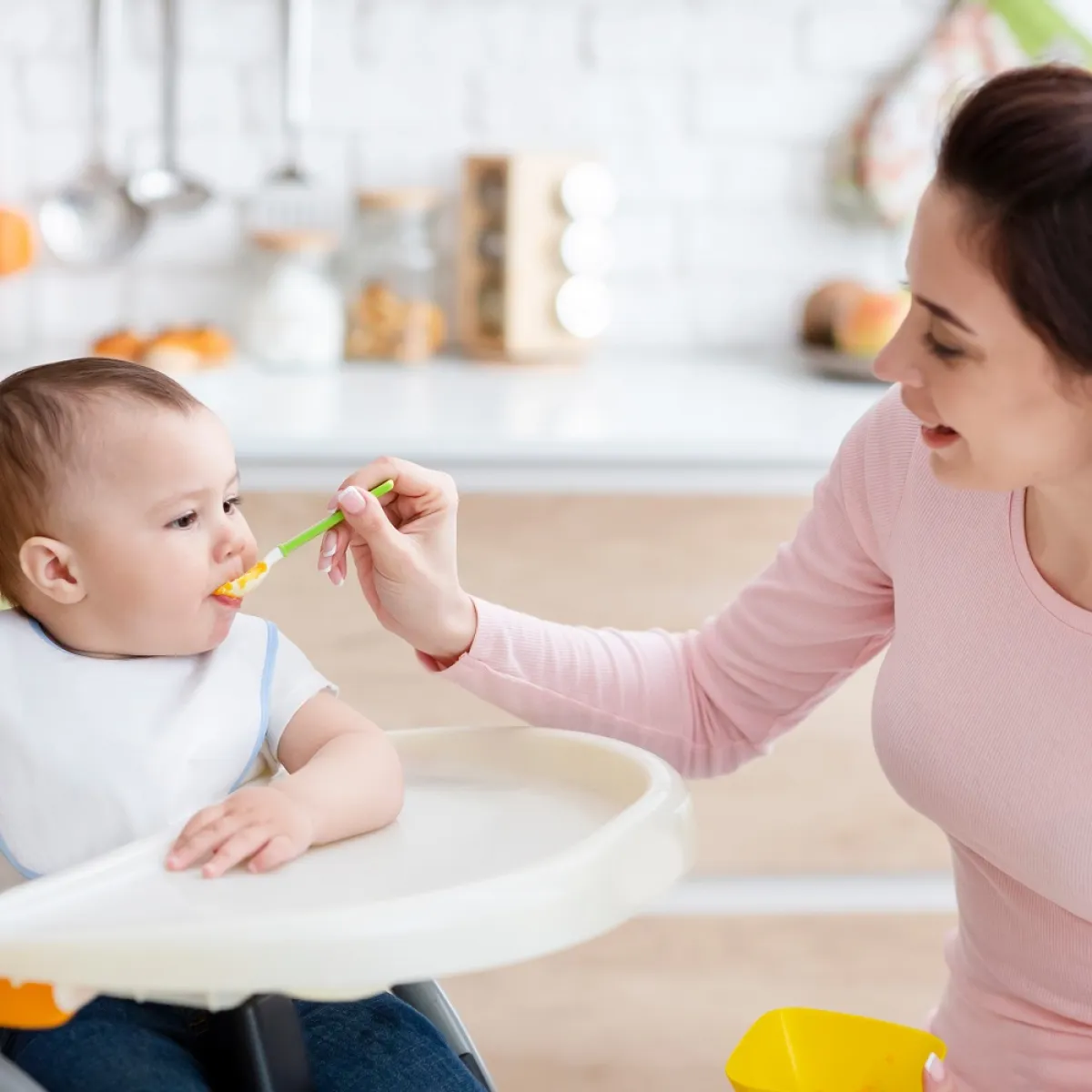 صورىة لام تطعم طفلها