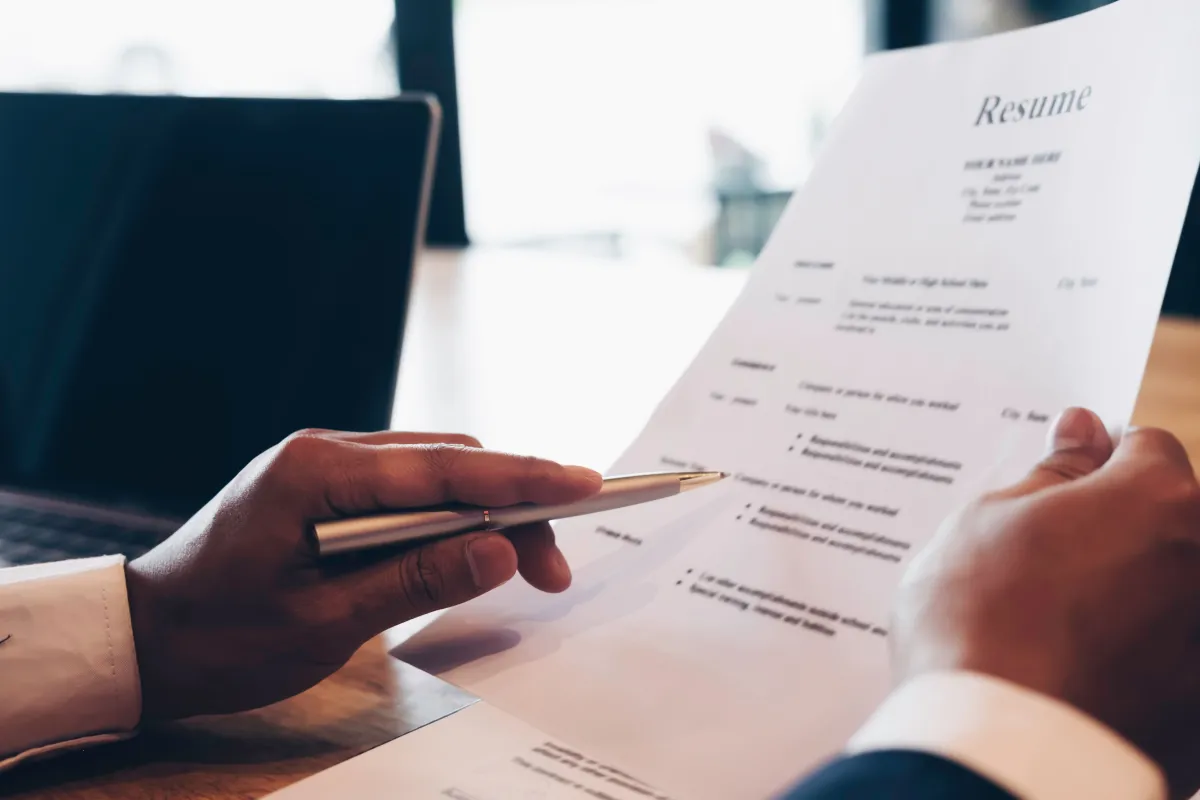 لا يجب تصحيح إحدى المعلومات الخاطئة في السيرة الذاتية بوساطة خط اليد