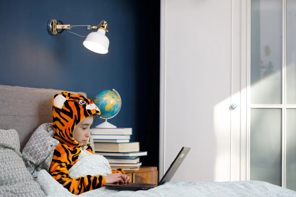 صورة لطفل يتابع الإنترنت