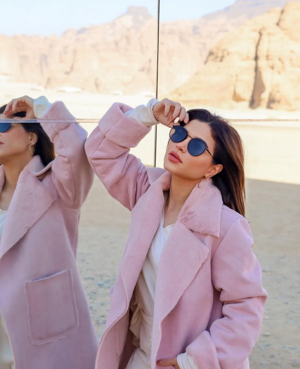 نهى نبيل بجانب مبنى مرايا - الصورة من حسابها على الانستجرام