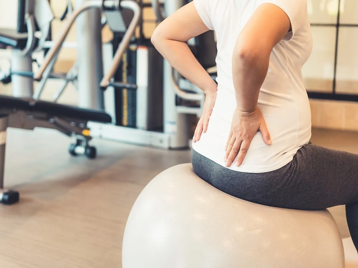 صورة لامرأة حامل تعاني من ألم بالظهر