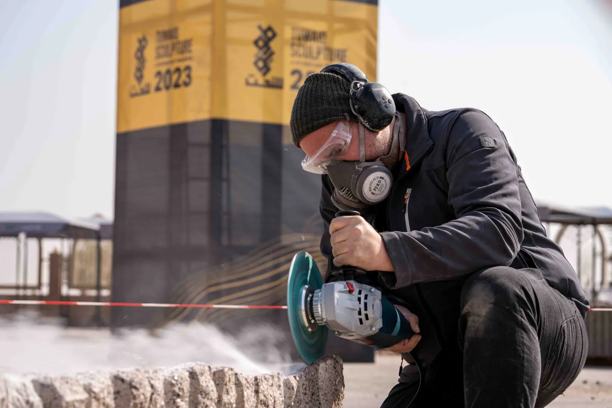 فنّانون ينطلقون في رحلتهم الإبداعية بالنحت الحي في الملتقى - الصورة من المركز الاعلامي للرياض آرت 