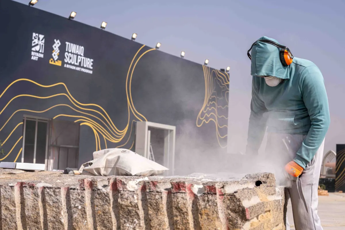 فنّانون ينطلقون في رحلتهم الإبداعية بالنحت الحي في الملتقى - الصورة من المركز الاعلامي للرياض ارت 