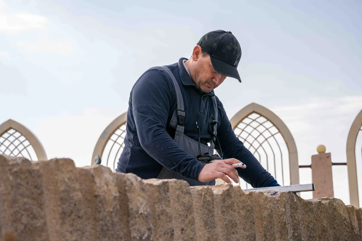 فنّانون ينطلقون في رحلتهم الإبداعية بالنحت الحي في الملتقى - الصورة من المركز الاعلامي للرياض ارت 