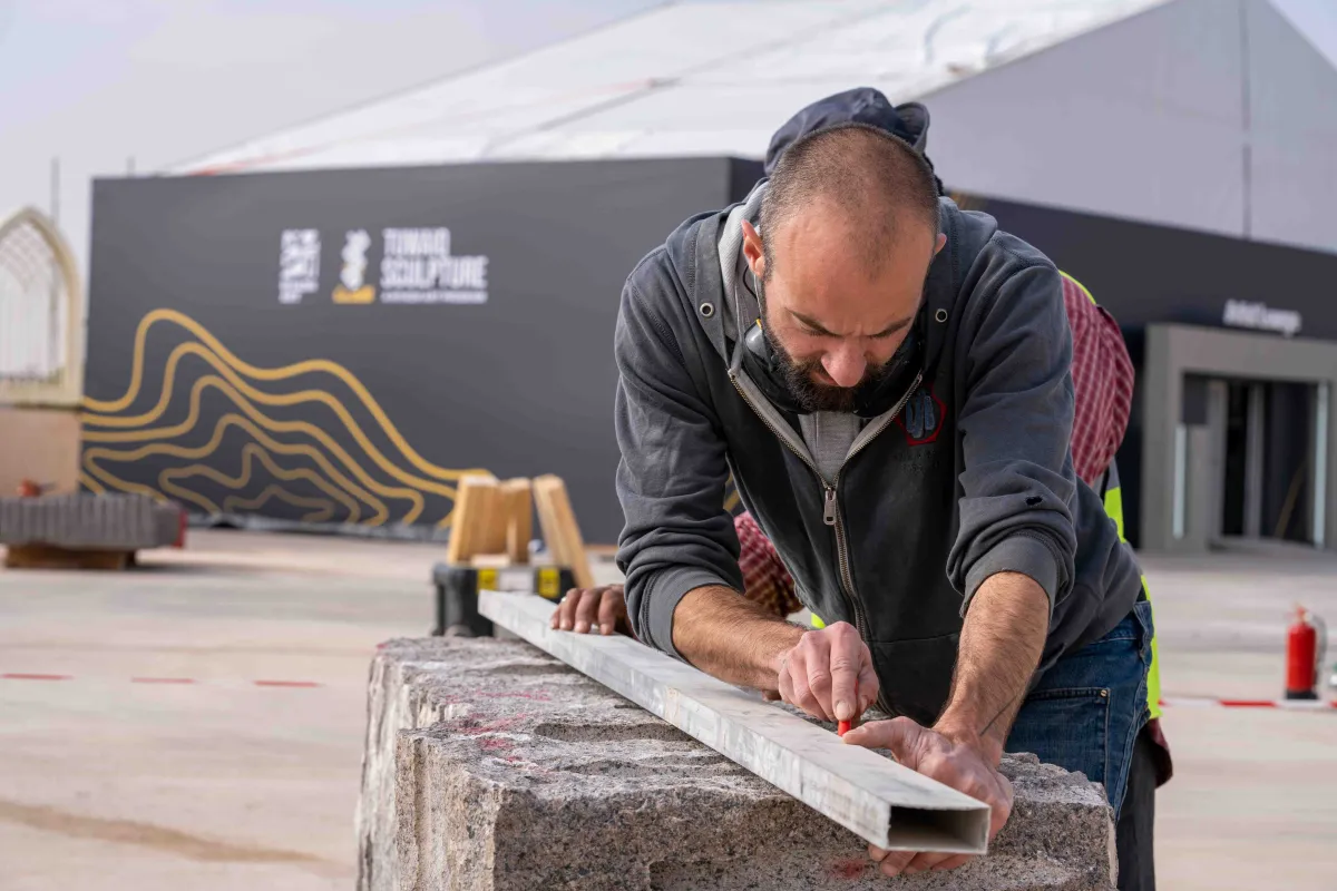 فنّانون ينطلقون في رحلتهم الإبداعية بالنحت الحي في الملتقى - الصورة من المركز الاعلامي للرياض ارت 