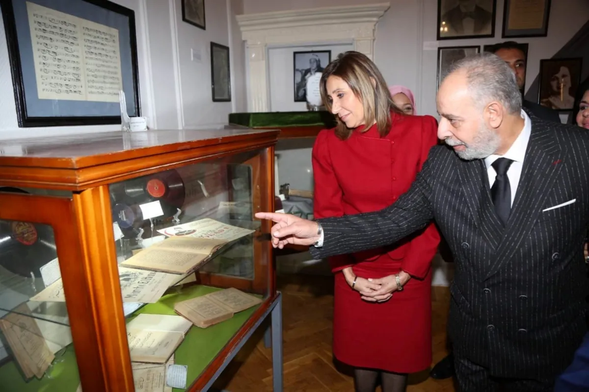 وزيرة الثقافة المصرية تتفقد المقتنيات النادرة- الصورة من المركز الإعلامي لوزارة الثقافة المصرية