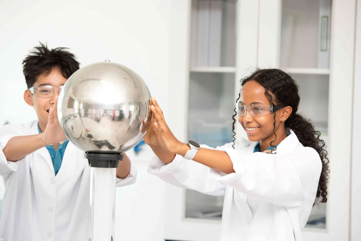  المسابقة تنقسم إلى فئتين عمريتين. الصورة من مكتب دبي الإعلامي