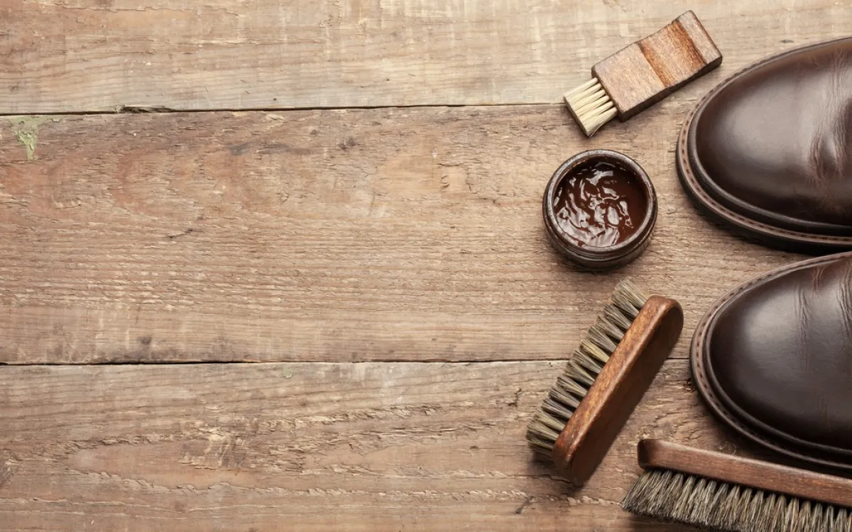 تلميع الحذاء الجلدي