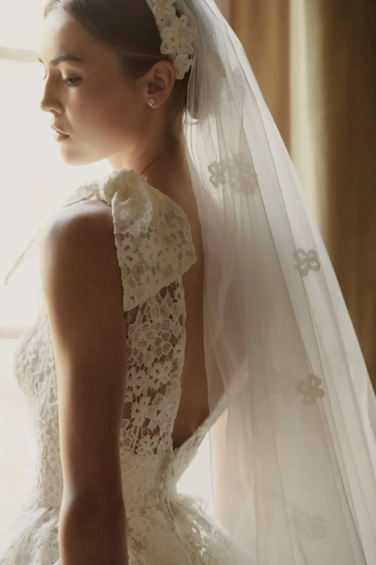 طرحة زفاف مزخرفة بالزهور من إيلي صعب Elie Saab