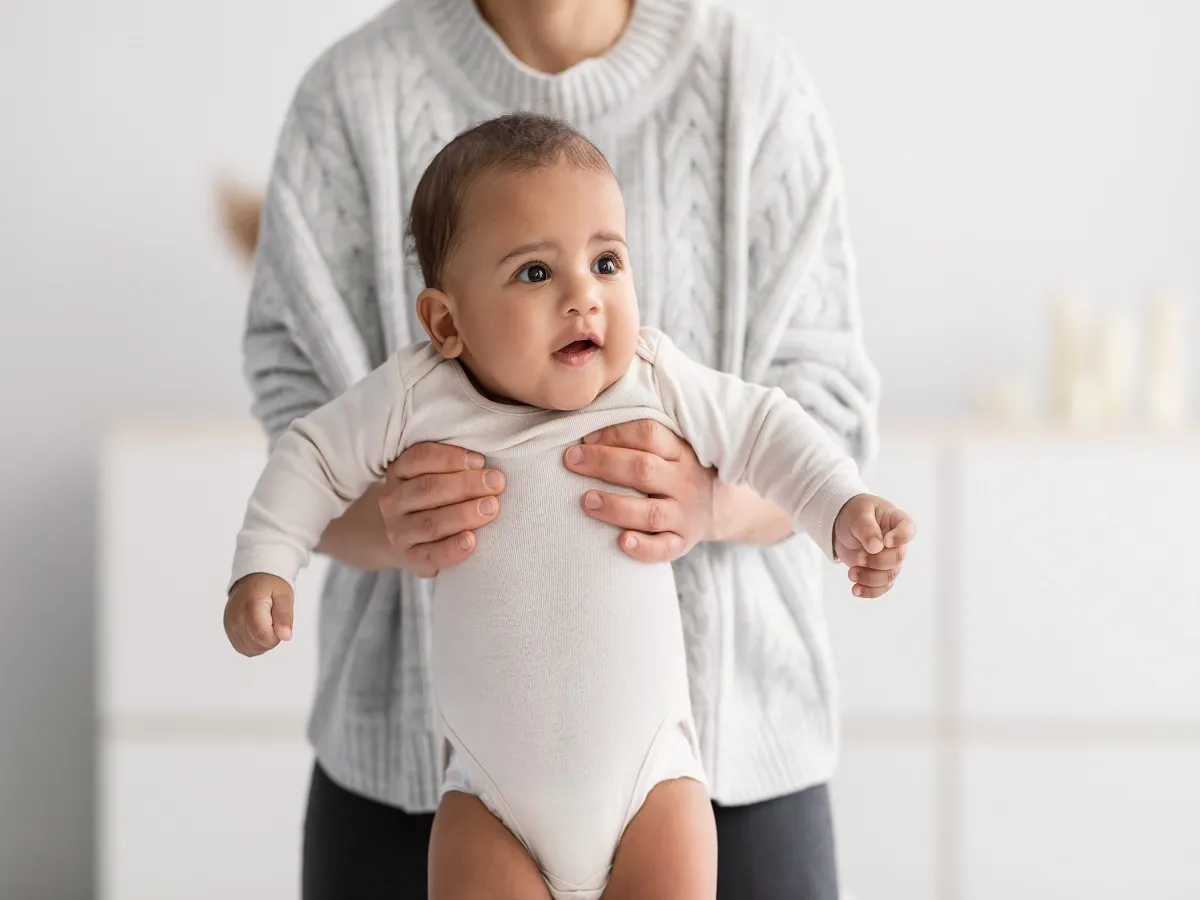 صورة لأم تحمل طفلها الرضيع