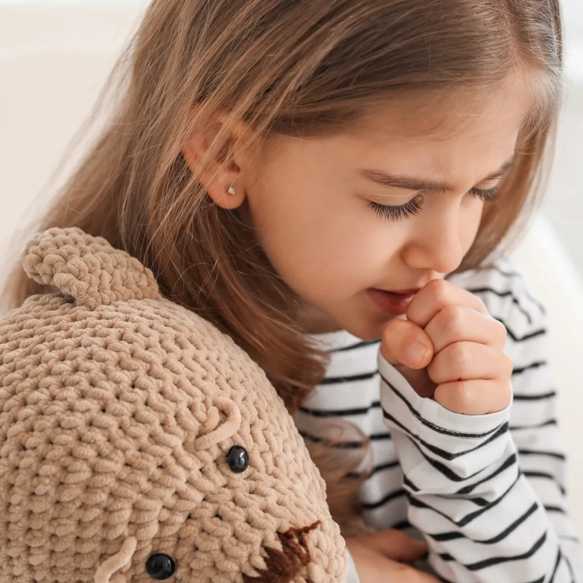 صورة لطفلة تسعل بشدة