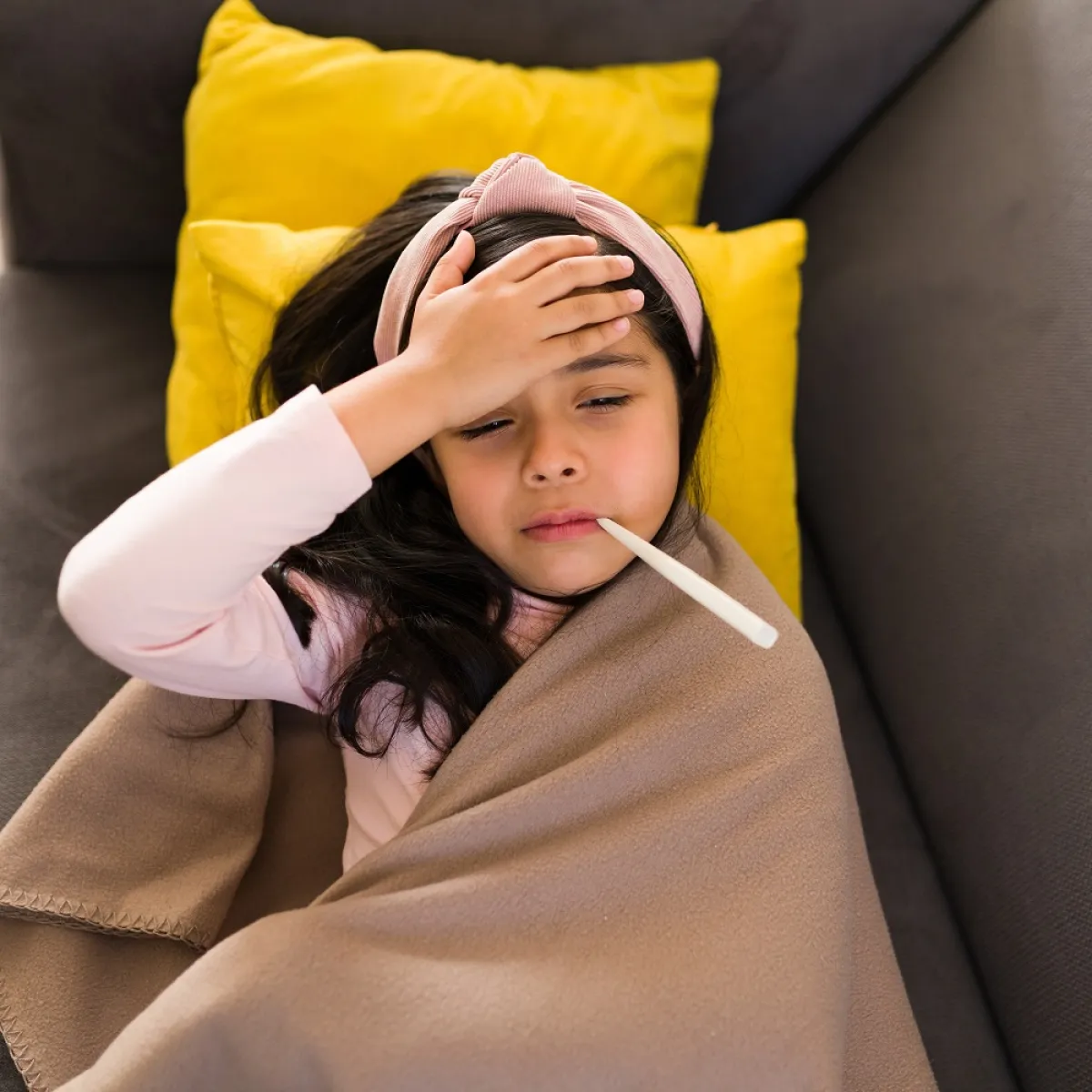 صورة لطفلة تشكو ارتفاع درجة حرارتها