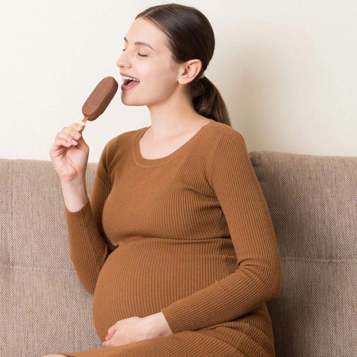 صورة لحامل تتوحم على الأيس كريم في الشتاء