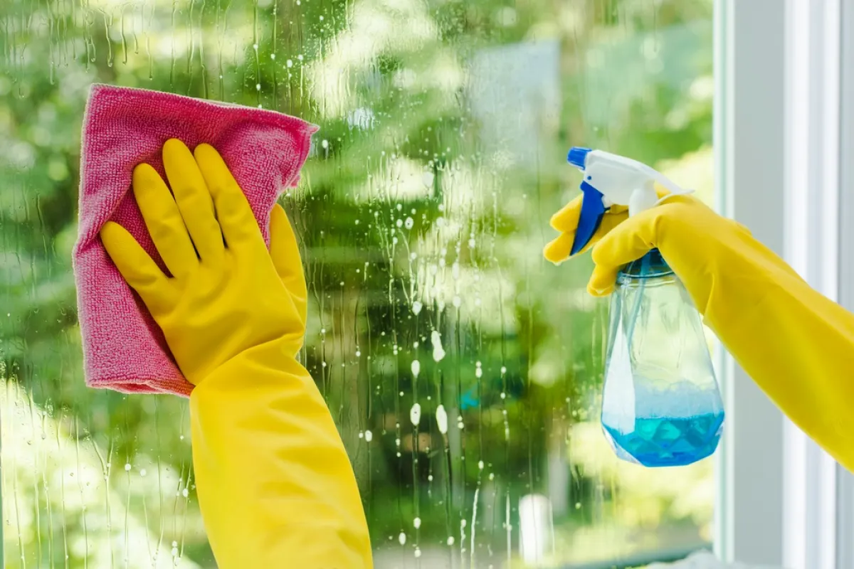 نزع البقع عن الزجاج، بوساطة الماء والصابون