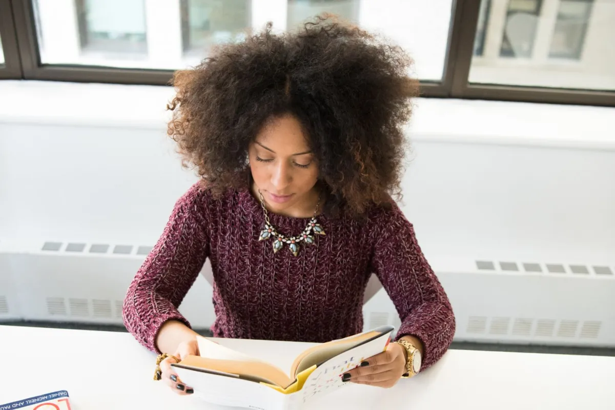 امرأة تقرأ كتاباً
