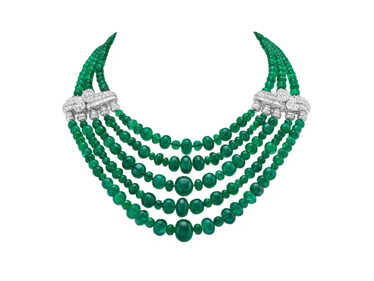 اسحري القلوب في شتاء 2023 بموديلات عقود خرز فاخرة من أشهر الدور العالمية