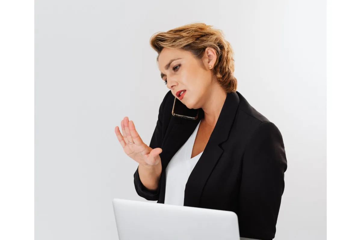 فتاة تتحدث بالموبيل في العمل