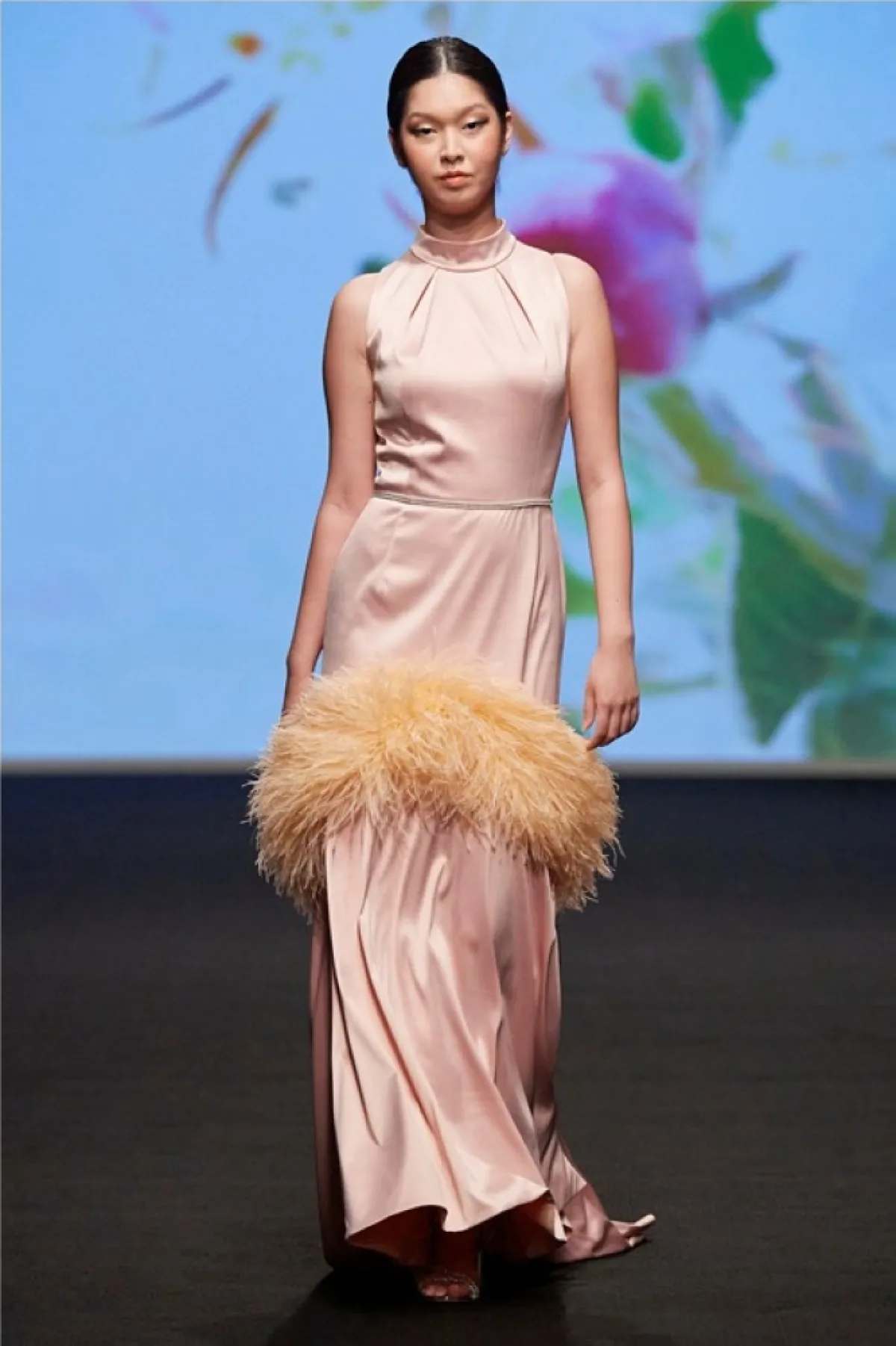 فستان خطوبة بياقة عالية من دوروتا جولدبوينت Dorota Goldpoint