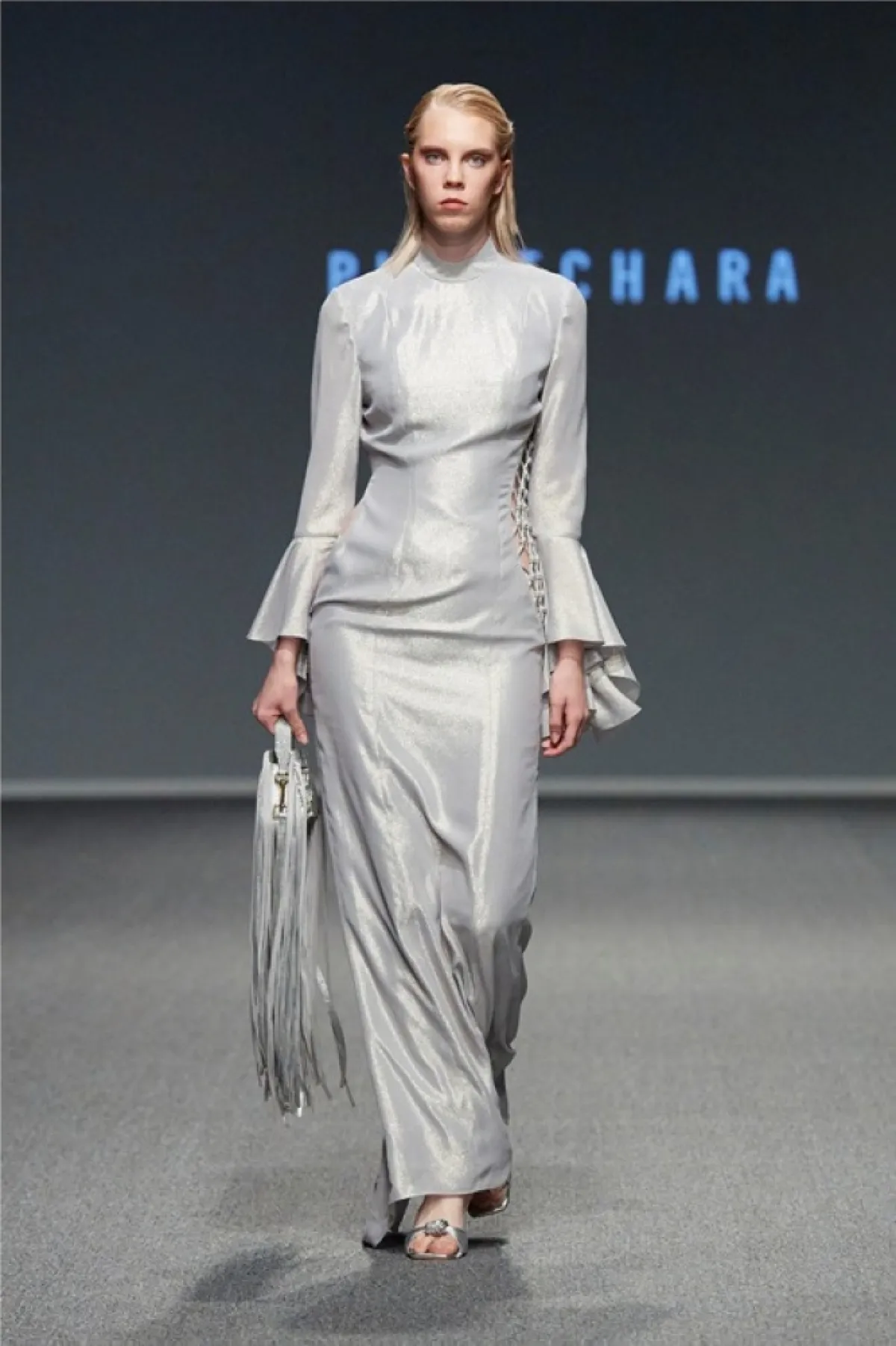 فستان خطوبة بياقة عالية من بيباتشارا Pipatchara