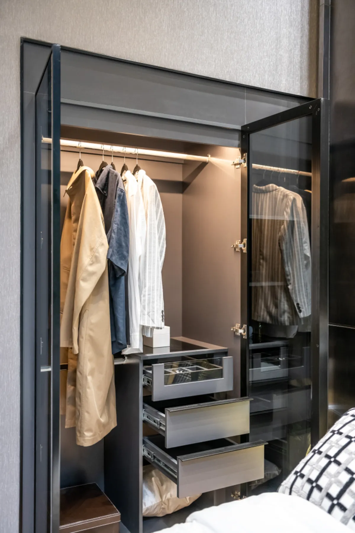 الأدراج داخل خزانة الملابس