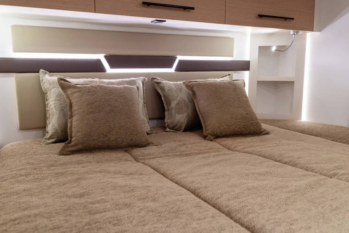 أماكن التخزين تعلو السرير