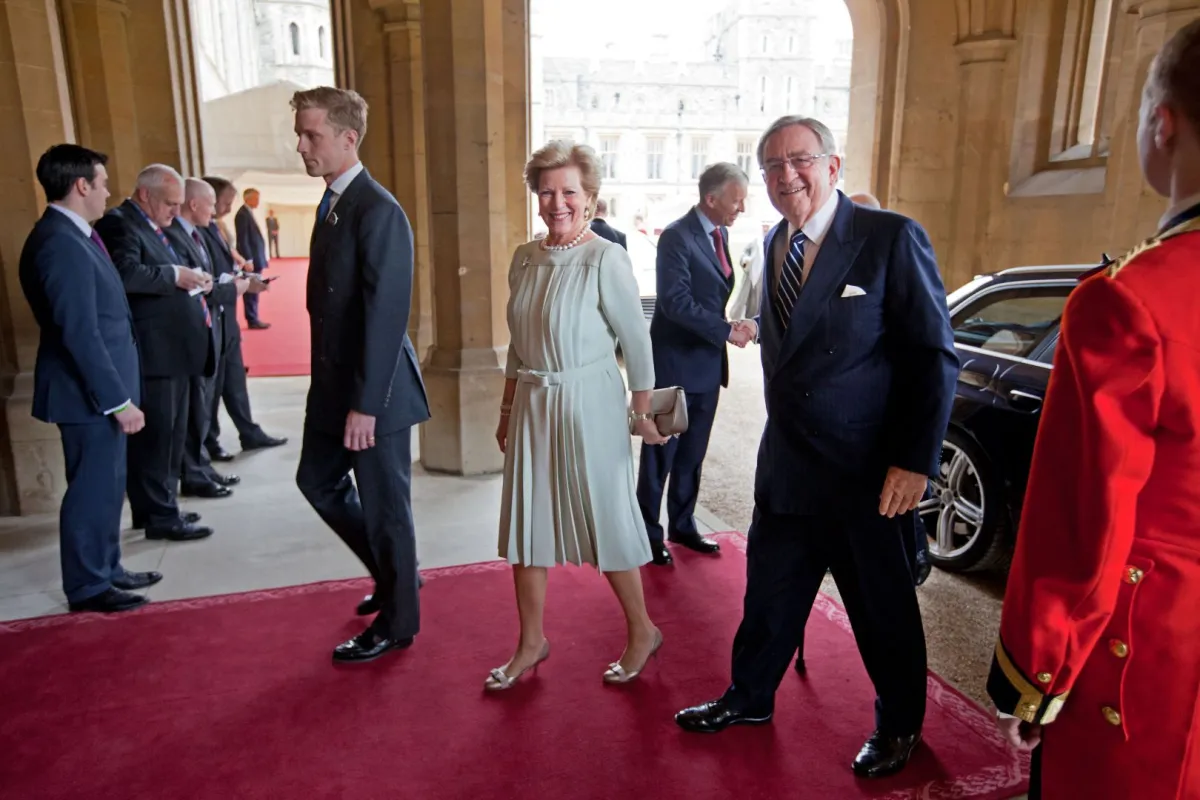 King Constantine (2nd R) and Queen Anne-Marie (4th L) of Greece arrive at Windsor Castle, west of London, on May 18, 2012. AFP PHOTO / JACK HILL/POOL JACK HILL / AFP