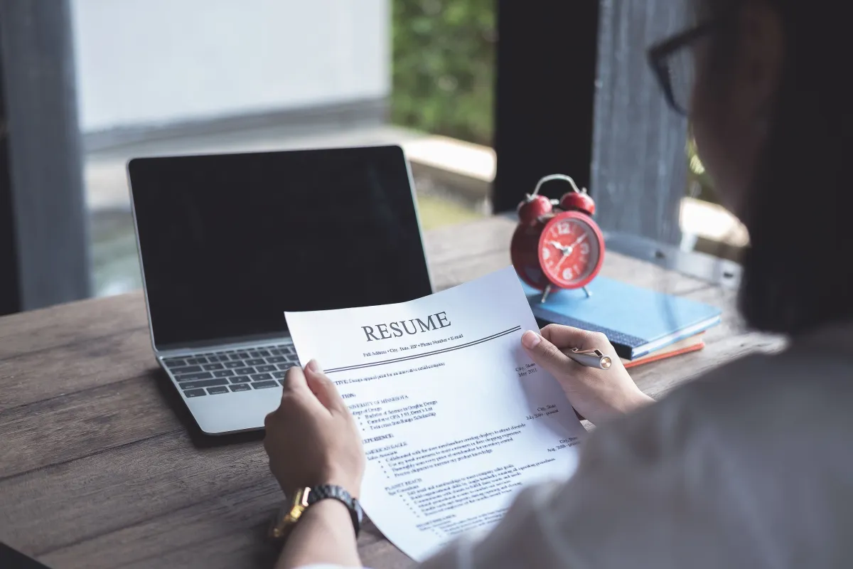 كيفية الكتابة عن مهارة التفكير الناقد في السيرة الذاتية؟