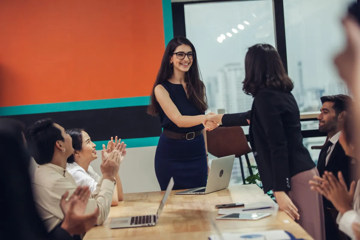 شكر الزملاء لتعاونهم وجهودهم في العمل