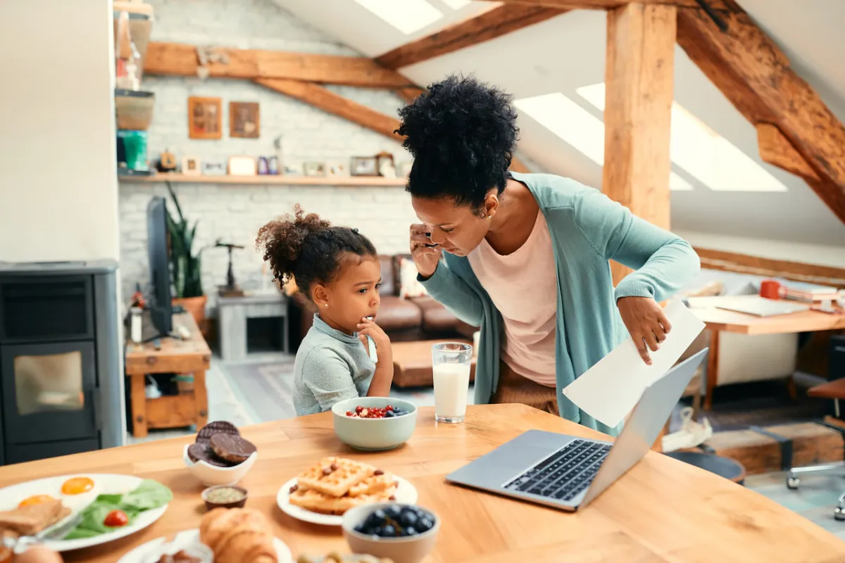 صورة لأم تصرخ في وجه طفلتها