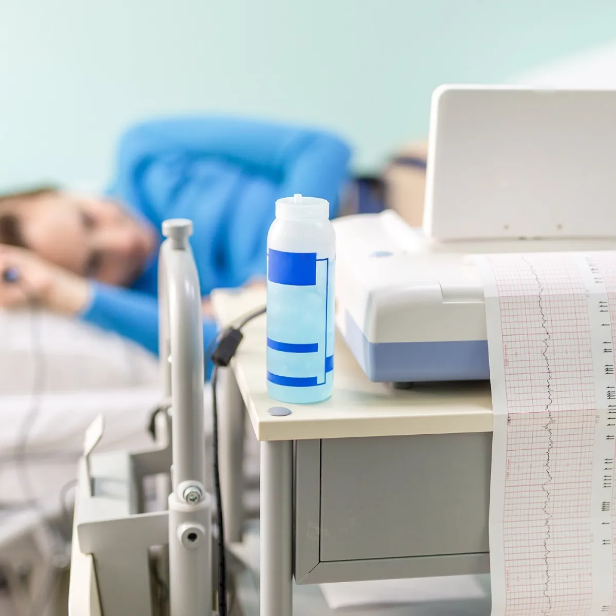 صورة لحامل أمام أحد الفحوص