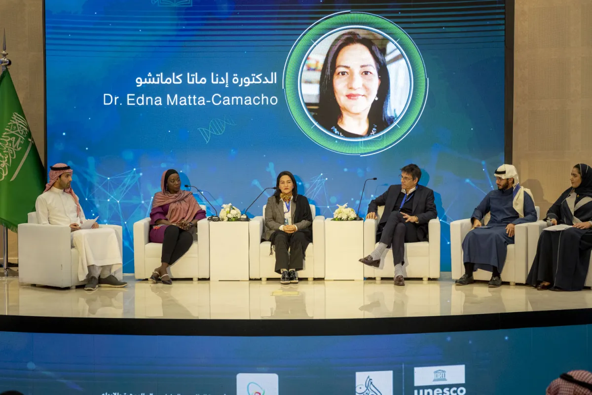 الجلسة الحوارية الرئيسية التي ضمت علماء عالميين وأعضاء شباب من رابطة موهبة