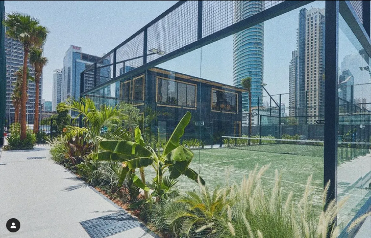 من الممكن حجز ملعب البادل في Ballers داون تاون دبي ل60 أو 90 دقيقة